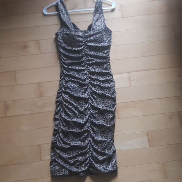 Le Chateau Mid length Leopard bodycon dress - Picture 3 of 3